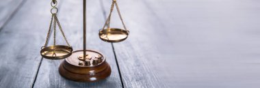 Masa arkasında kanun terazileri. Adaletin sembolü