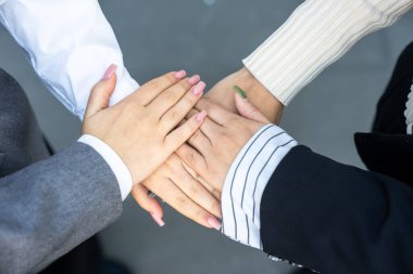 Birbirine dokunan iş ekibi, beraberlik, takım ruhu, işbirliği, iş konsepti.