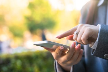 Elinde akıllı telefon olan kız.