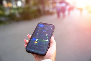 Şehirde gezinirken elinde telefon rehberi tutan bir kız.