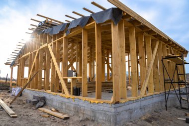 İnşaat işleri, ahşaptan bir ev inşa etmek.