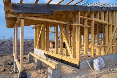İnşaat işleri, ahşaptan bir ev inşa etmek.