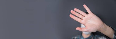 Kadın yüz maskesi ve el duruşu.