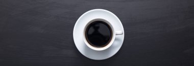 Sırtüstü duran tahtada bir fincan kahve