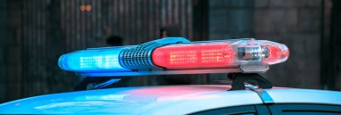 Polis arabası kırmızı ve mavi ışıklar yanıyor