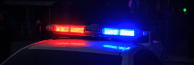 Polis arabası mavi ve kırmızı ışıklar gece stree
