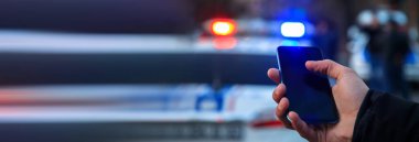 Stree 'de polisle telefonda konuşan adam.