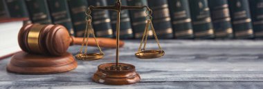 Hukuk ve Adalet Sembolleri ve arka planda hukuk kitapları. Hukuk konsepti resmi