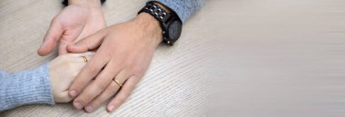 Kadın ve erkek ahşap sırtta el ele