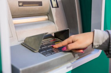 ATM 'de ödeme yapan bir kadın.