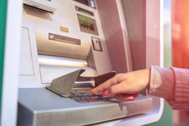 ATM 'de ödeme yapan bir kadın.