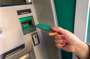 ATM 'de ödeme yapan bir kadın.
