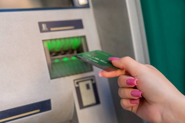 ATM 'de ödeme yapan bir kadın.