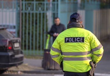 Bir trafik polisi şehirde devriye geziyor..