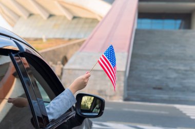 Sürücü içeriden ABD bayrağı sallıyor