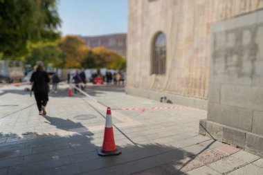  Trafik levhasında yol inşaatında yavaşla yazıyor. Parlak turuncu trafik konileri
