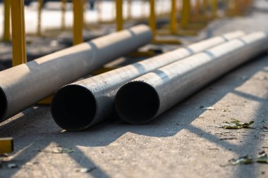 İnşaat işi, su hattı değiştirme boruları.