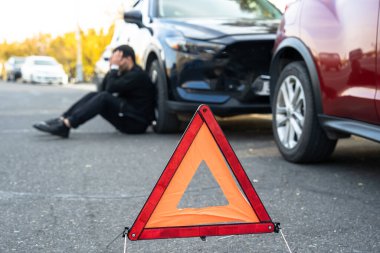 Trafik kazası, trafik işareti, çaresiz adam.