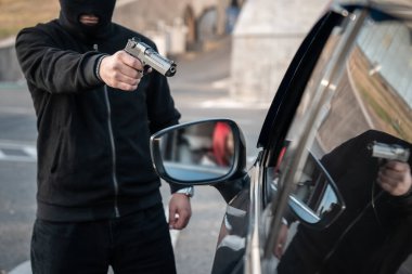 Silahlı ve maskeli bir soyguncu kadın sürücüye saldırdı.