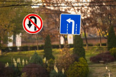 Sağa dön, yol işareti yok.