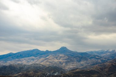 Güzel, kayalık dağların doğal manzarası