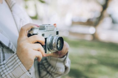 Turist kız kamerasıyla doğanın fotoğraflarını çekiyor.,