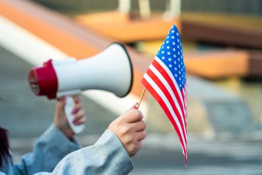 Hoparlör ve Amerikan bayrağı tutan kadın, protesto, açıklama