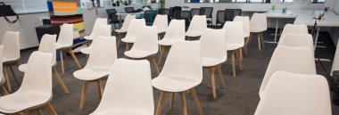 Konferans merkezinde sıra sıra beyaz sandalye