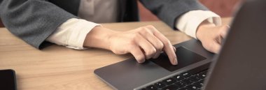 Ofisteki defterde çalışan kadın.