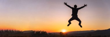 Mutlu siluet adam gün batımında