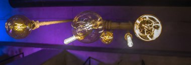 Kafede eski ve farklı stil parlak ampuller