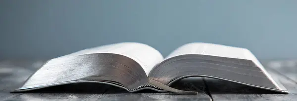 Kutsal İncil 'i aç ahşap masada!