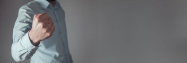 Yumruk darbesi yemiş bir adam.