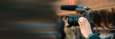 Videograf, bir grup insanı stree 'ye götürüyor.