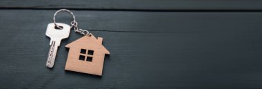 Masasında anahtar olan ahşap ev modeli!