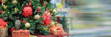 Yeni yılın altında Noel hediyeleri güzel Tre