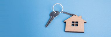 Evin anahtarlıklarında ev şekilli anahtarlıklar var.