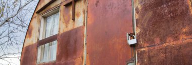 Yıpranmış çelik konteynır kapısı