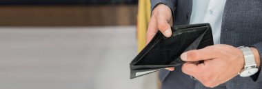 Duvarı boş tutan genç bir iş adamı