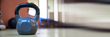 Spor salonunda kettlebell rafta.