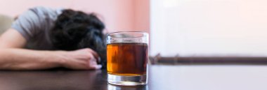 Erkek eli alkolik ve çırpıcıyı iç.