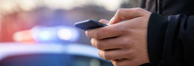 Stree 'de polis arabalı bir adam var.