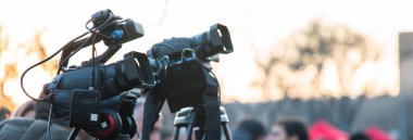 Bir olayı kamerayla stree halinde görüntülemek