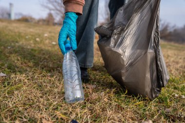 Gönüllü, doğayı çöpten, polietilen temizliğinden temizler.