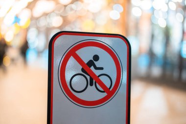 Bisikletçilerin sürmesine izin verilmiyor, yol işareti
