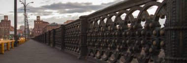 Parmaklıklardan kopan köprü