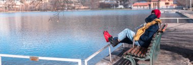 Lal 'ın yanındaki bankta oturan bir çift.