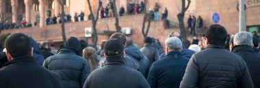 Bir gösteri sırasında insanlar...