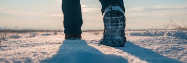İnsan kışın sno 'da yürür