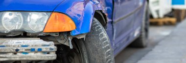 Mavi Araba Roa 'ya Hasar Verdi